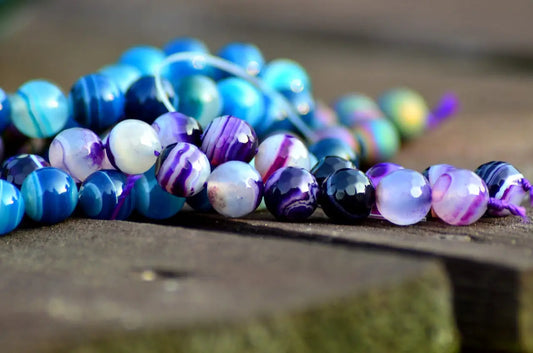 un bracelet orné de pierre semi précieuse