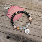 Bracelet charm lotus "Solaire" en Onyx, Pierre de soleil, œil de tigre et Labradorite